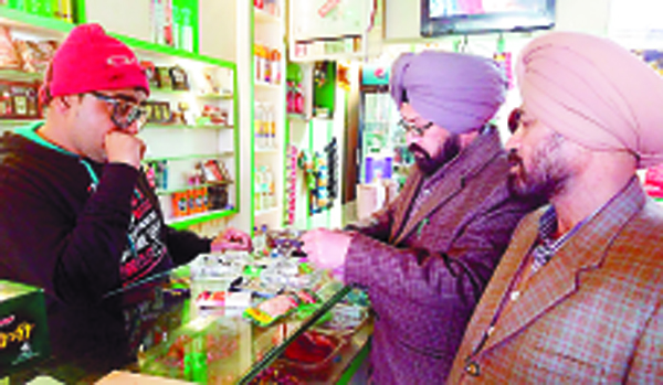 ਕੋਟਪਾ ਐਕਟ ਤਹਿਤ 13 ਦੁਕਾਨਦਾਰਾਂ ਨੂੰ ਕੀਤਾ 2400 ਰੁਪਏ ਜੁਰਮਾਨਾ