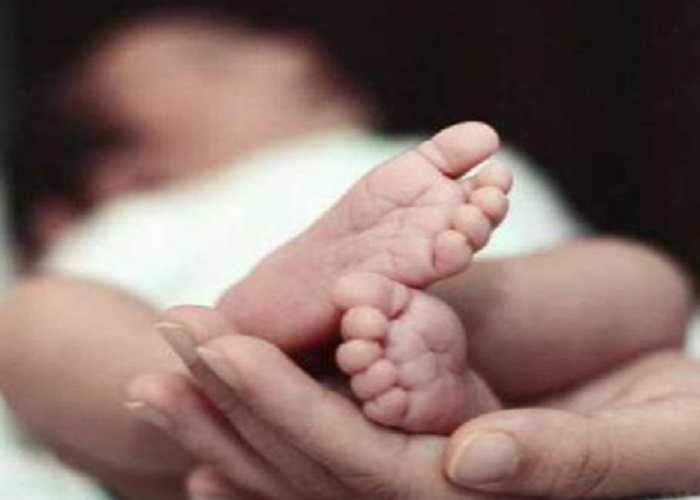 ਜ਼ਮੀਨ ਅੰਦਰੋਂ ਆ ਰਹੀ ਸੀ ਰੌਣ ਦੀ ਆਵਾਜ਼, ਮਿੱਟੀ ਹਟਾਈ ਤਾਂ ਜਿਊਂਦੀ ਨਿਕਲੀ ਬੱਚੀ