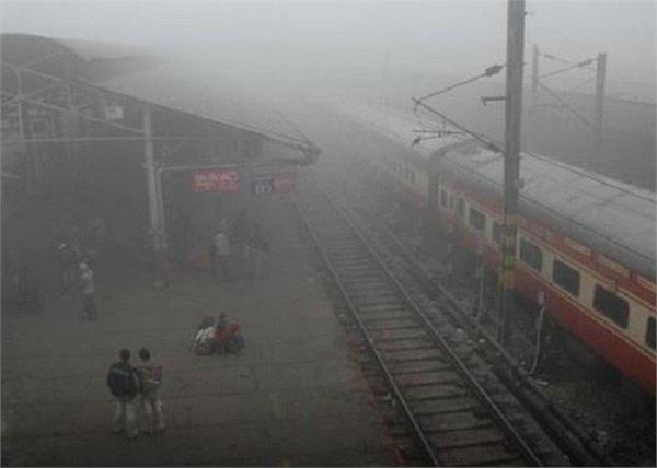 delhi  16 trains late due to fog