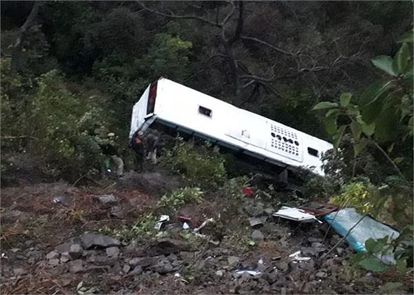 himachal pradesh tourist bus skidded off the road