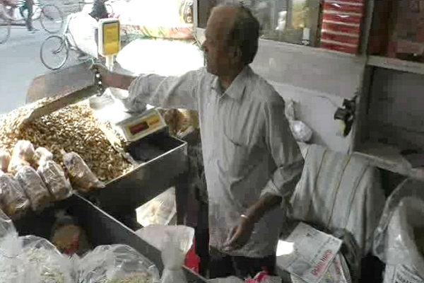 ਲੋਹੜੀ ''ਤੇ ਵੀ ਨਹੀਂ ਵਿਕ ਰਹੀ ''ਮੂੰਗਫਲੀ'', ਕਾਰੋਬਾਰੀ ਪਰੇਸ਼ਾਨ