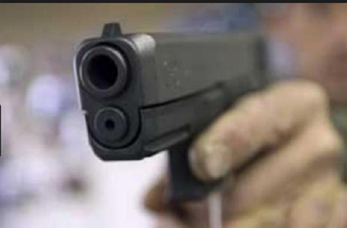 ਸੀ. ਆਰ. ਪੀ. ਐੱਫ ਦੇ ਜਵਾਨ ਨੇ ਸਾਥੀਆਂ ਨੂੰ ਮਾਰੀ ਗੋਲੀ ਫਿਰ ਕੀਤੀ ਖੁਦਕੁਸ਼ੀ