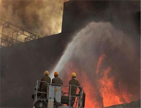 delhi fire broke out at chemical factory