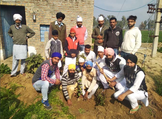 111 ਸਾਲਾ ਬਜ਼ੁਰਗ ਦੀਆਂ ਅਸਥੀਆਂ ਖੇਤ ''ਚ ਦੱਬ ਕੇ ਲਾਏ ਪੌਦੇ
