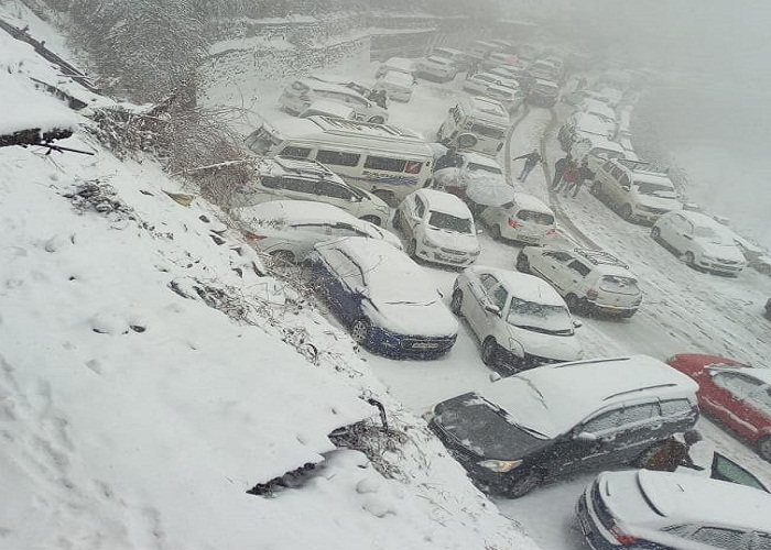 ਸ਼ਿਮਲਾ : ਬਰਫ ਨਾਲ ਸਫੈਦ ਹੋਈਆਂ ਸੜਕਾਂ, ਕੁਫਰੀ ''ਚ ਲੱਗਾ ਜਾਮ