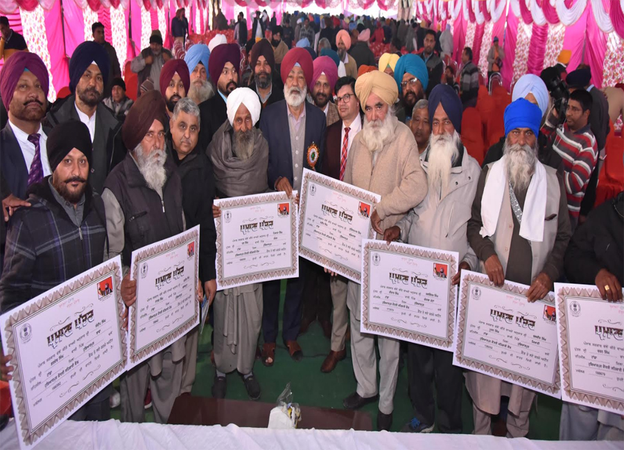 ਕਰਜ਼ ਮੁਆਫੀ ਦੇ ਤੀਜੇ ਪੜ੍ਹਾਅ ਤਹਿਤ ਵਿਧਾਇਕ ਗਿਲਜ਼ੀਆਂ ਨੇ 505 ਕਿਸਾਨਾਂ ਨੂੰ ਵੰਡੇ ਸਰਟੀਫਿਕੇਟ