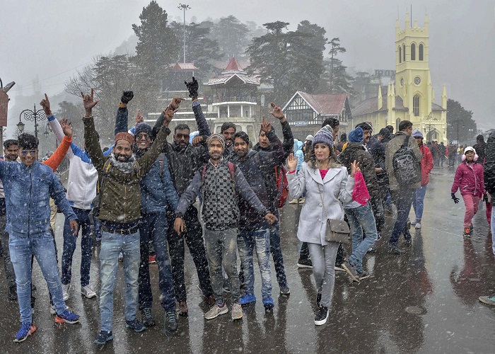 ਮਨਾਲੀ ਤੇ ਡਲਹੌਜੀ 'ਚ ਭਾਰੀ ਬਰਫਬਾਰੀ, ਸੈਲਾਨੀਆਂ ਦੇ ਖਿੜੇ ਚਿਹਰੇ