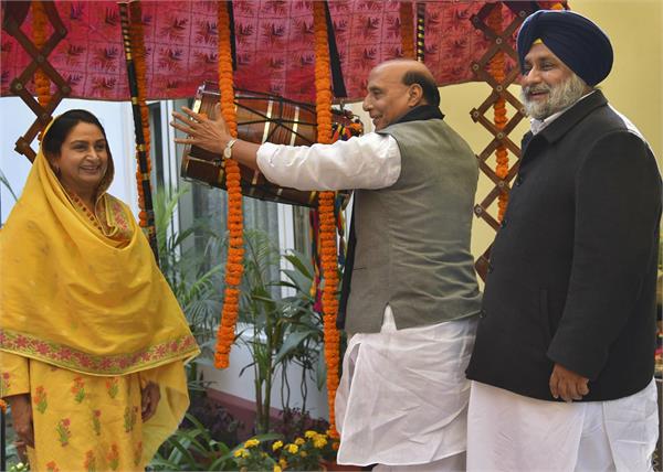 rajnath singh plays drums in badal home