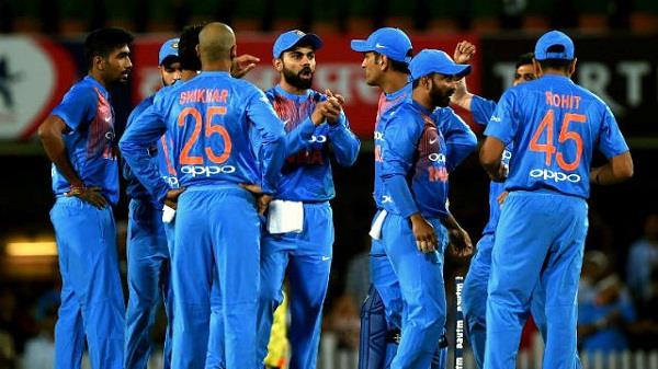 indian team welcomes fans on arrival in new zealand