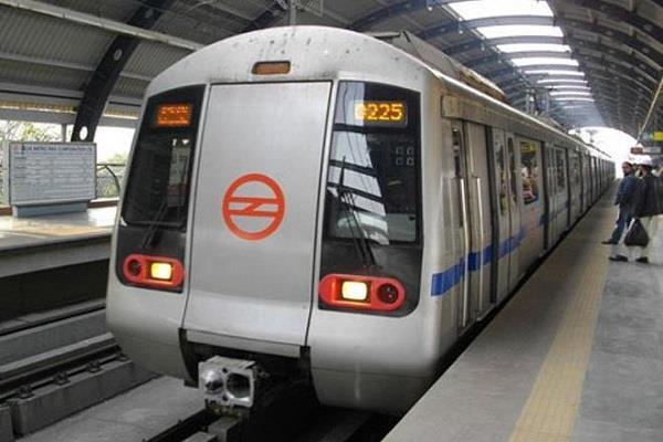 delhi metro  suicide