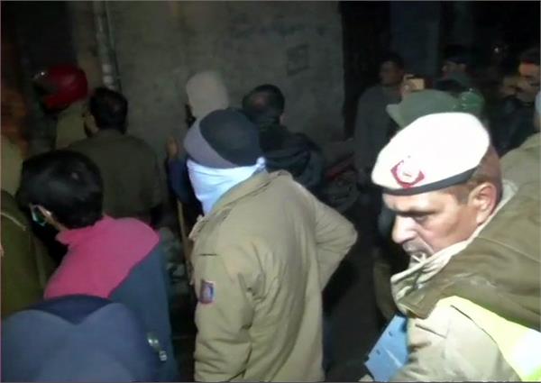 compressor cracks in a delhi factory 6 people die