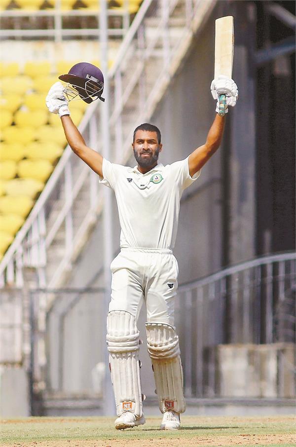 karneywar  s century  vidarbha lead in first innings