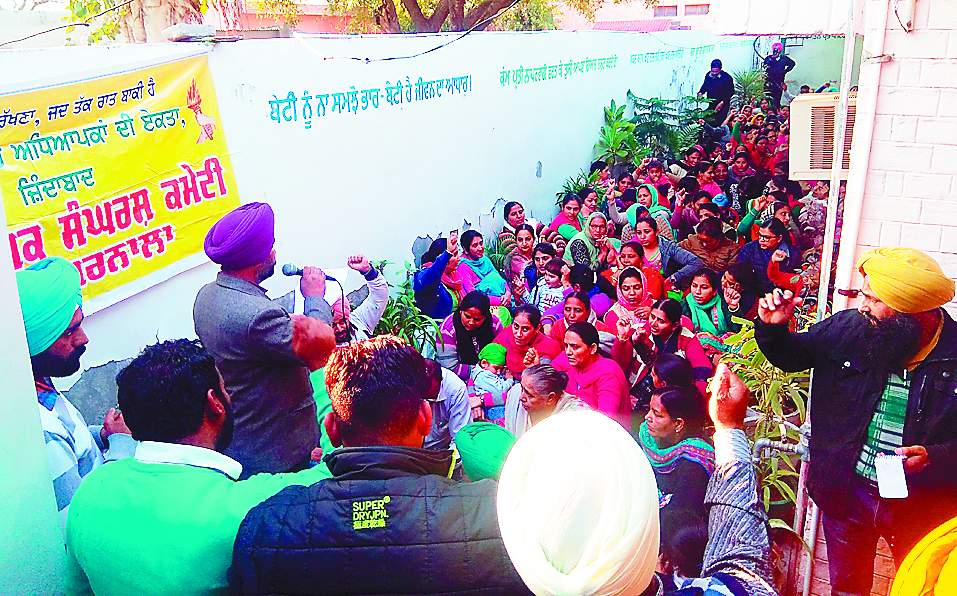 ਮੁਅੱਤਲੀਆਂ ਤੋਂ ਭਡ਼ਕੇ ਅਧਿਆਪਕਾਂ ਘੇਰਿਆ ਬੀ. ਪੀ. ਓ. ਦਫ਼ਤਰ