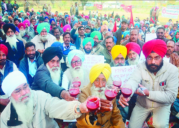 ਸੇਵਾਮੁਕਤ ਚੌਕੀਦਾਰਾਂ ਨੇ ਆਪਣੇ ਖੂਨ ਨਾਲ ਭਰੇ ਪਿਆਲੇ ਅਧਿਕਾਰੀਆਂ ਨੂੰ ਸੌਂਪੇ