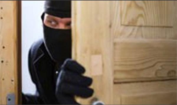 meerut gold robbed in company