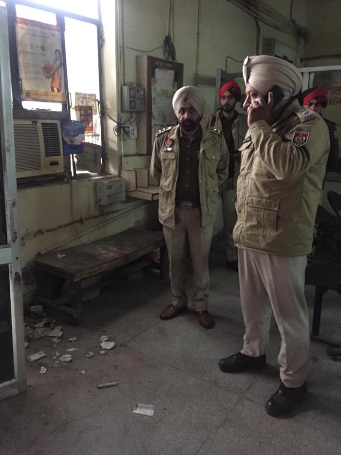 ਪੰਜਾਬ ਨੈਸ਼ਨਲ ਬੈਂਕ ਚੇਤਨਪੁਰਾ ''ਚੋਂ ਲੁਟੇਰੇ ਏ. ਟੀ. ਐੱਮ. ਮਸ਼ੀਨ ਲੈ ਕੇ ਫਰਾਰ