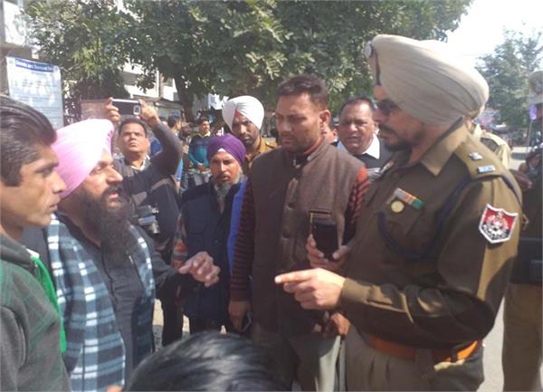 protest against vijay sampla