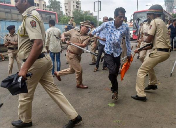 protesters disrupts railway tracks in mumbai