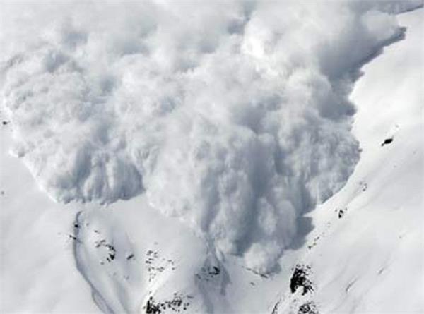 snow avlanche in kashmir