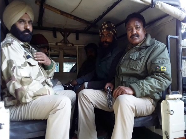 ਪਤਨੀ ਅਤੇ ਬੱਚਿਆਂ ਨੂੰ ਮੌਤ ਦੇ ਘਾਟ ਉਤਾਰਨ ਵਾਲਾ ਪਿਤਾ ਗ੍ਰਿਫਤਾਰ (ਤਸਵੀਰਾਂ)