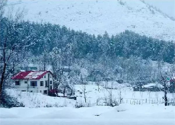 himachal pradesh  70 tourists stuck in snow