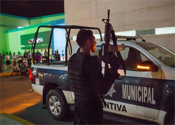 mexico  five policemen bodies found in a car