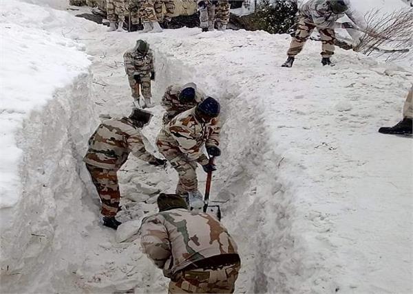 himachal pradesh  5 army personnel trapped