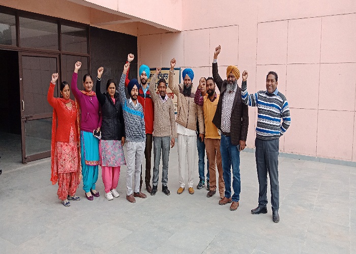 ਐੱਸ.ਡੀ.ਐੱਮ. ਦਫਤਰ ਦੇ ਕਾਮਿਆਂ ਵਲੋਂ ਸਰਕਾਰ ਖਿਲਾਫ ਨਾਅਰੇਬਾਜ਼ੀ