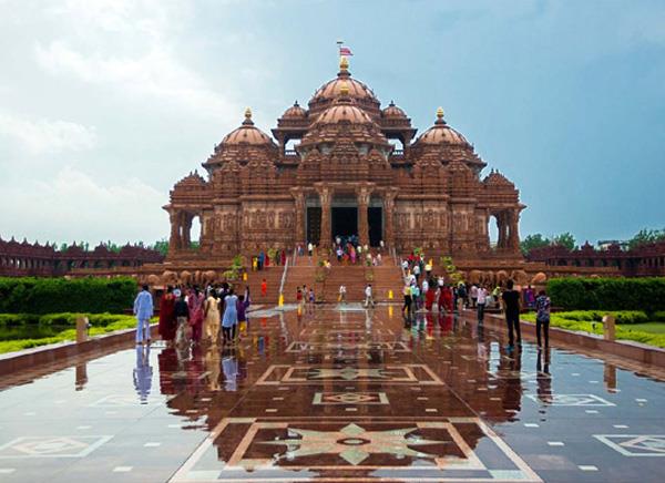 firing near akshardham temple in delhi