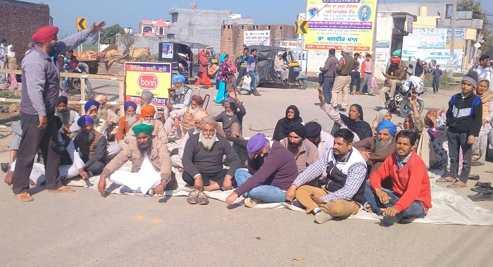 ਨਗਰ ਕੌਂਸਲ ''ਤੇ ਭੜਕੇ ਲੋਕਾਂ ਨੇ ਸੜਕ ''ਤੇ ਪੱਲੀਆਂ ਵਿਛਾ ਕੇ ਲਾਇਆ ਜਾਮ