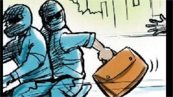 around 34 lakh rupees looted by traders