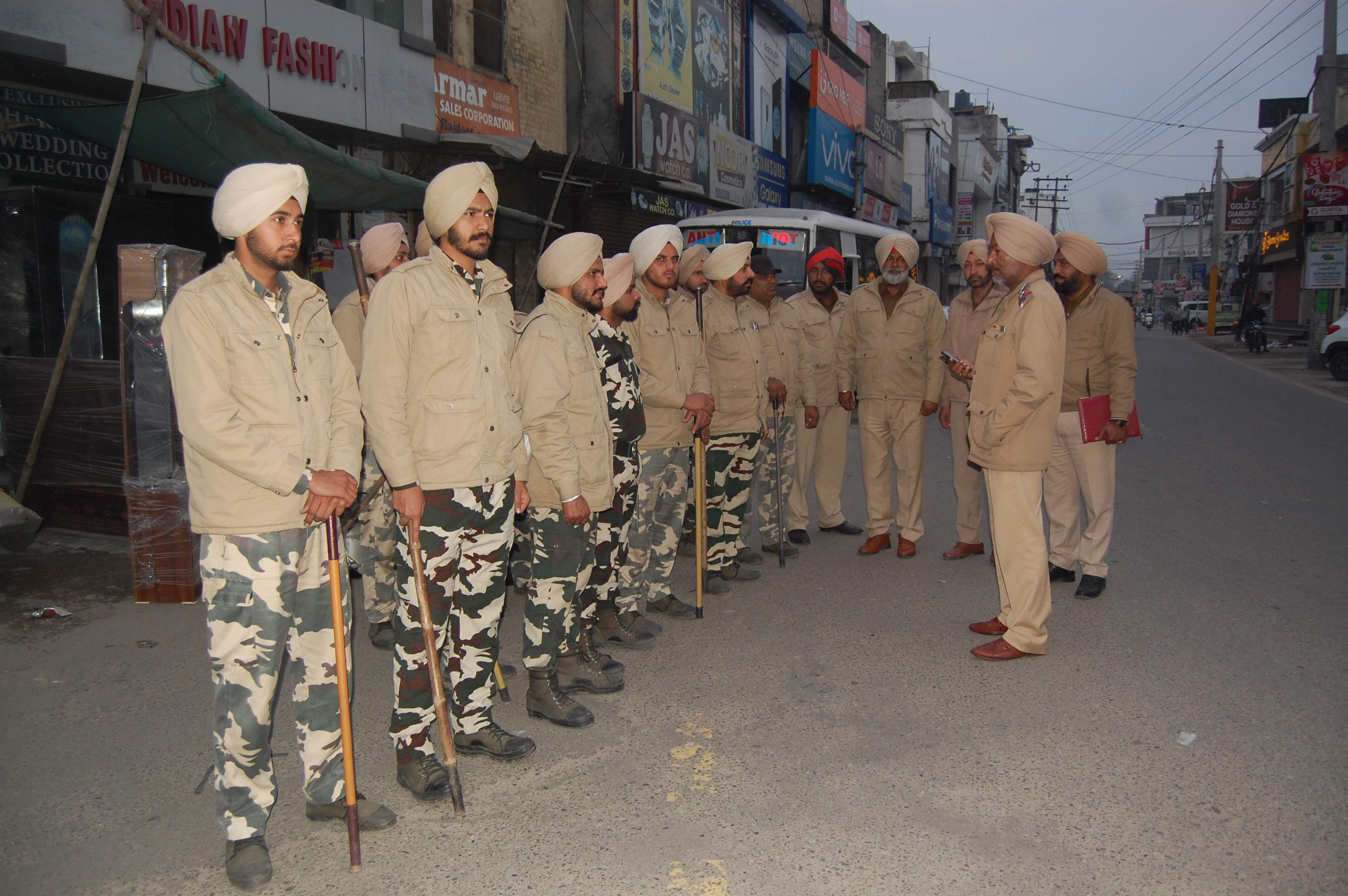 ਫਗਵਾੜਾ ''ਚ ਸ਼ਾਂਤੀ ਦੇ ਬਾਵਜੂਦ 450 ਪੁਲਸ ਮੁਲਾਜ਼ਮ ਤਾਇਨਾਤ