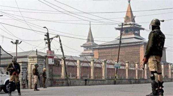 prayers not allowed in srinagar s jamia masjid