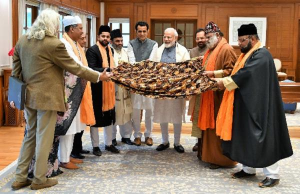 pm modi hands over chadar to be offered at ajmer