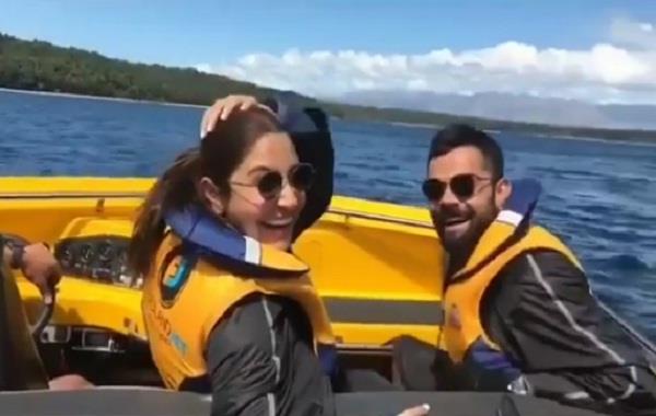 anushka used to ride the boat in the sea
