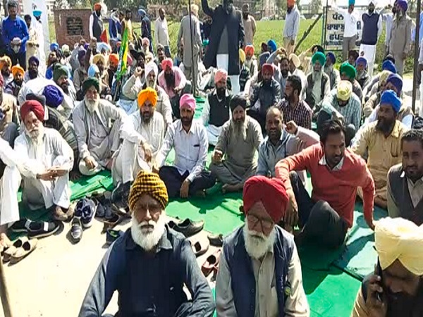 ਮਿੱਲ ਪ੍ਰਬੰਧਕਾਂ ਵਲੋਂ ਬਕਾਇਆ ਨਾ ਦੇਣ ਦੇ ਰੋਸ ''ਚ ਕਿਸਾਨਾਂ ਵਲੋਂ ਮੁੜ ਧਰਨਾ