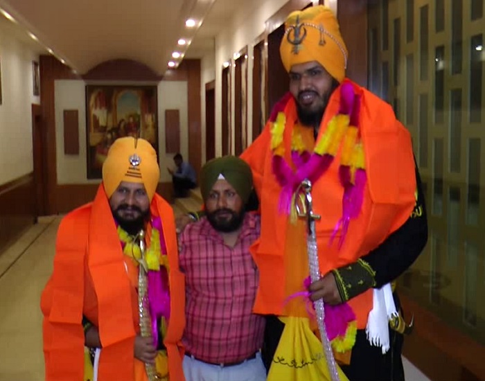 ਖਲੀ ਤੋਂ ਵੀ ਲੰਮੇ ਸਿੱਖ ਨੌਜਵਾਨ ਨੇ ਅਮਰੀਕਾ ''ਚ ਪਾਈਆਂ ਧੁੰਮਾਂ