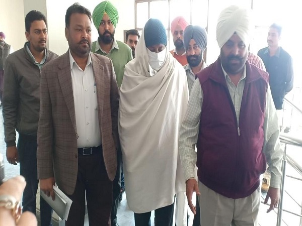1 ਲੱਖ ਰੁਪਏ ਦੀ ਰਿਸ਼ਵਤ ਲੈਂਦਾ ਐੱਸ. ਐੱਚ. ਓ. ਗ੍ਰਿਫਤਾਰ