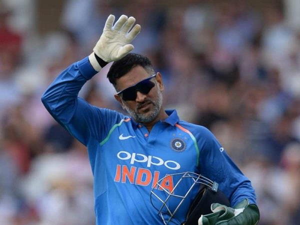 dhoni s wicket blown away at zero after 9 years
