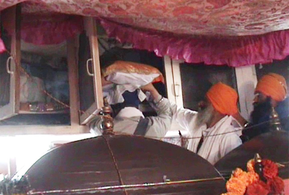 ਮਰਿਆਦਾ ਭੰਗ ਹੋਣ ''ਤੇ ਸਤਿਕਾਰ ਕਮੇਟੀ ਨੇ ਸ੍ਰੀ ਗੁਰੂ ਗ੍ਰੰਥ ਸਾਹਿਬ ਦੇ ਸਰੂਪ ਚੁੱਕੇ