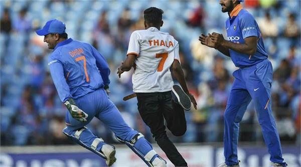 with the fan coming to hand his foot dhoni scored the race on the field