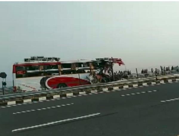 bus accident agra lucknow expressway mainpuri