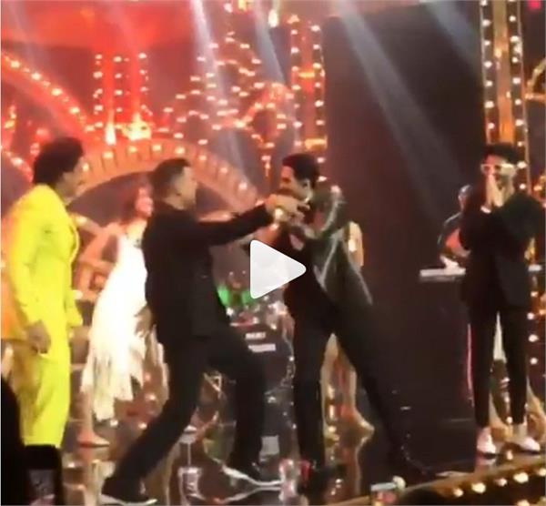 watch ranveer singh dance with akshay kumar