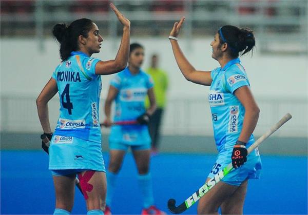 women hockey team  match