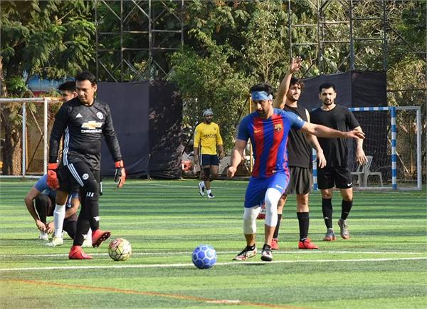 ranbir kapoor and abhishek bachchan snapped playing football