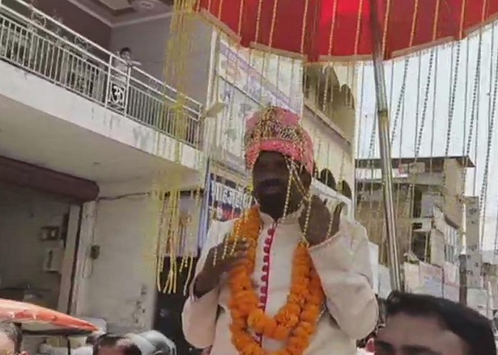 ਘੋੜੀ ਚੜ੍ਹ 'ਲਾੜਾ' ਬਣ ਕੇ ਪਰਚਾ ਦਾਖਲ ਕਰਨ ਪੁੱਜਾ ਉਮੀਦਵਾਰ