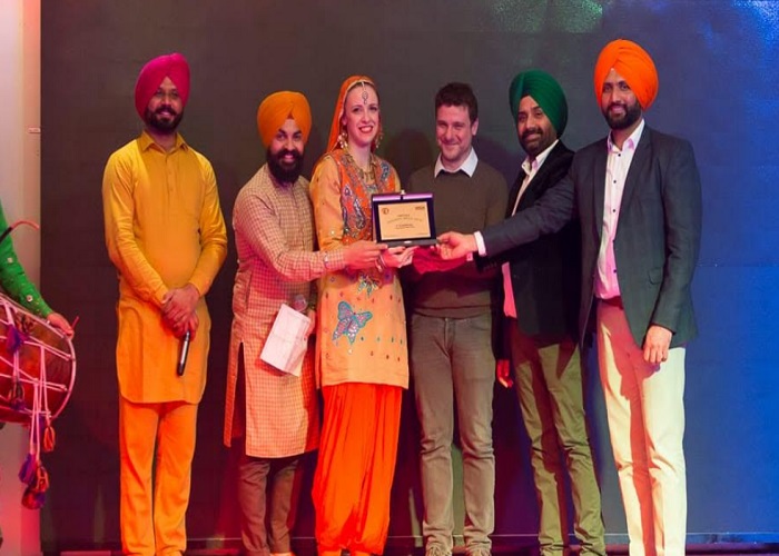ਇਟਲੀ ''ਚ ਗੋਰੇ-ਗੋਰੀਆਂ ਨੇ ਵੀ ਪਾਇਆ ਭੰਗੜਾ, ਮੋਹਿਆ ਸਭ ਦਾ ਮਨ