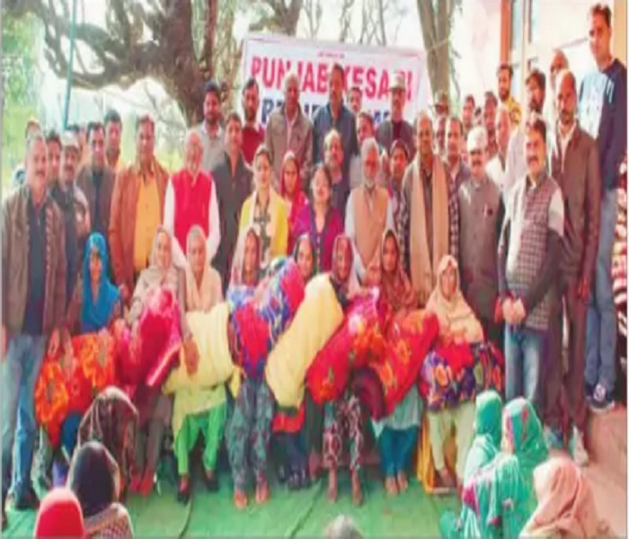 ਪਲਕਾਂ ਦੀਆਂ ਨੋਕਾਂ ''ਤੇ ਜਗ ਰਹੇ ਆਸਾਂ ਦੇ ਦੀਵੇ