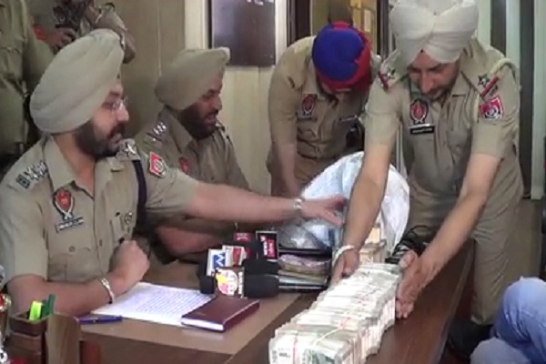 ਜ਼ੀਰਕਪੁਰ ਪੁਲਸ ਵਲੋਂ ਬੱਸ ''ਚੋਂ 54 ਲੱਖ ਦੇ ਨੋਟ ਬਰਾਮਦ, ਡਰਾਈਵਰ ਗ੍ਰਿਫਤਾਰ