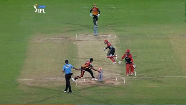 rcb  s 2 batsman run outs in one ball